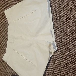 Ryegrass embroidered plus pleated shorts